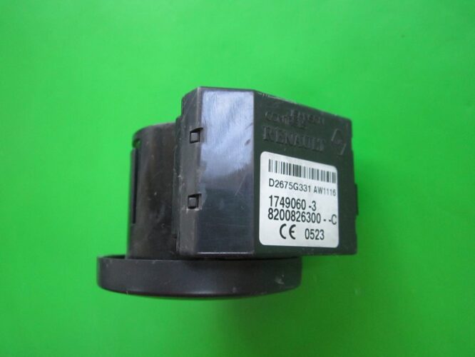 OTHERS: Reader Renault Clio 8200826300C-0